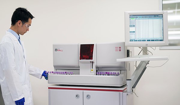 Técnico médico utilizando el analizador de hematología CELL-DYN Ruby