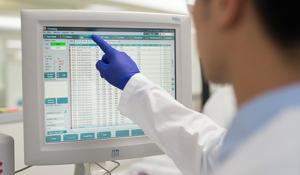 Intuitiva interfaz de pantalla táctil del analizador de hematología CELL-DYN Ruby